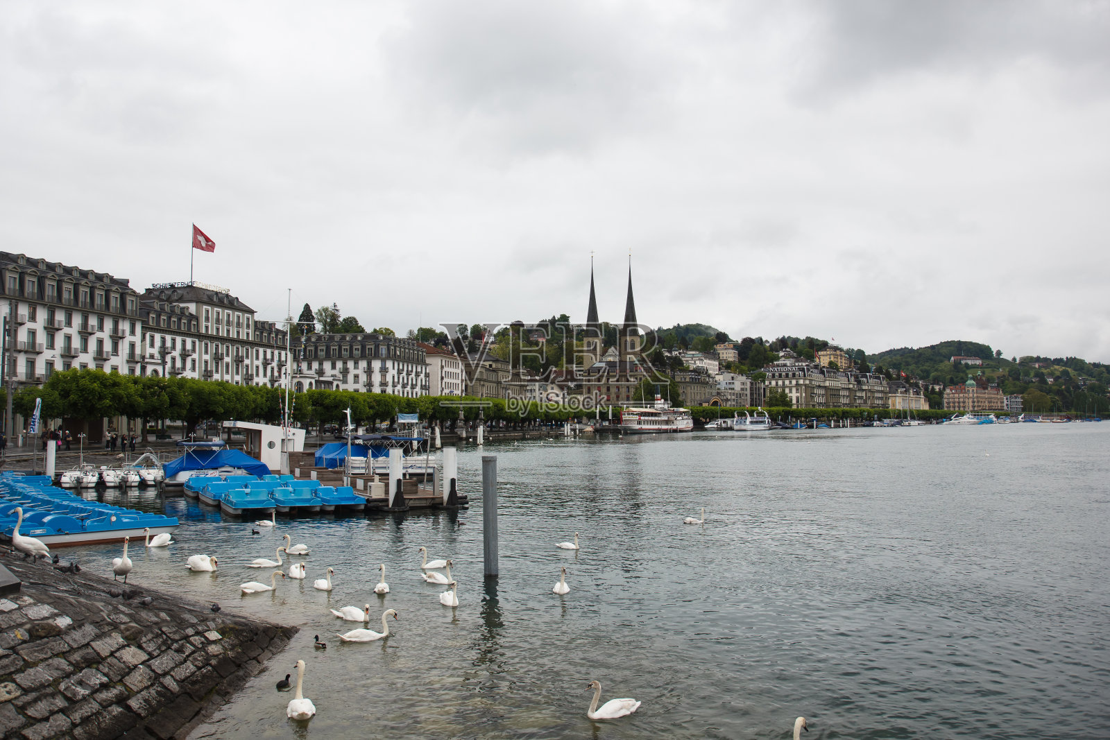 卢塞恩和瑞士五月的湖泊照片摄影图片