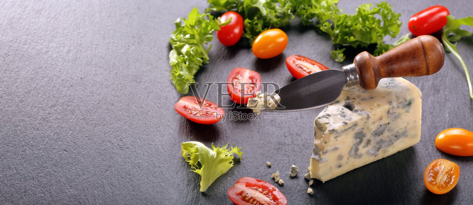 蓝奶酪，番茄，石头背景照片摄影图片