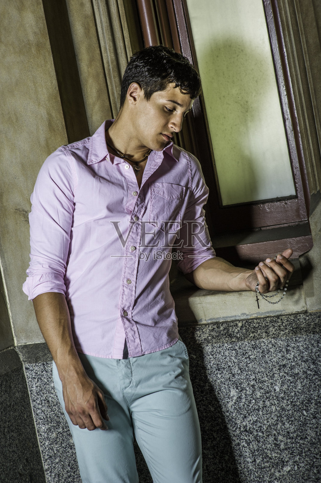 向下看和思考照片摄影图片