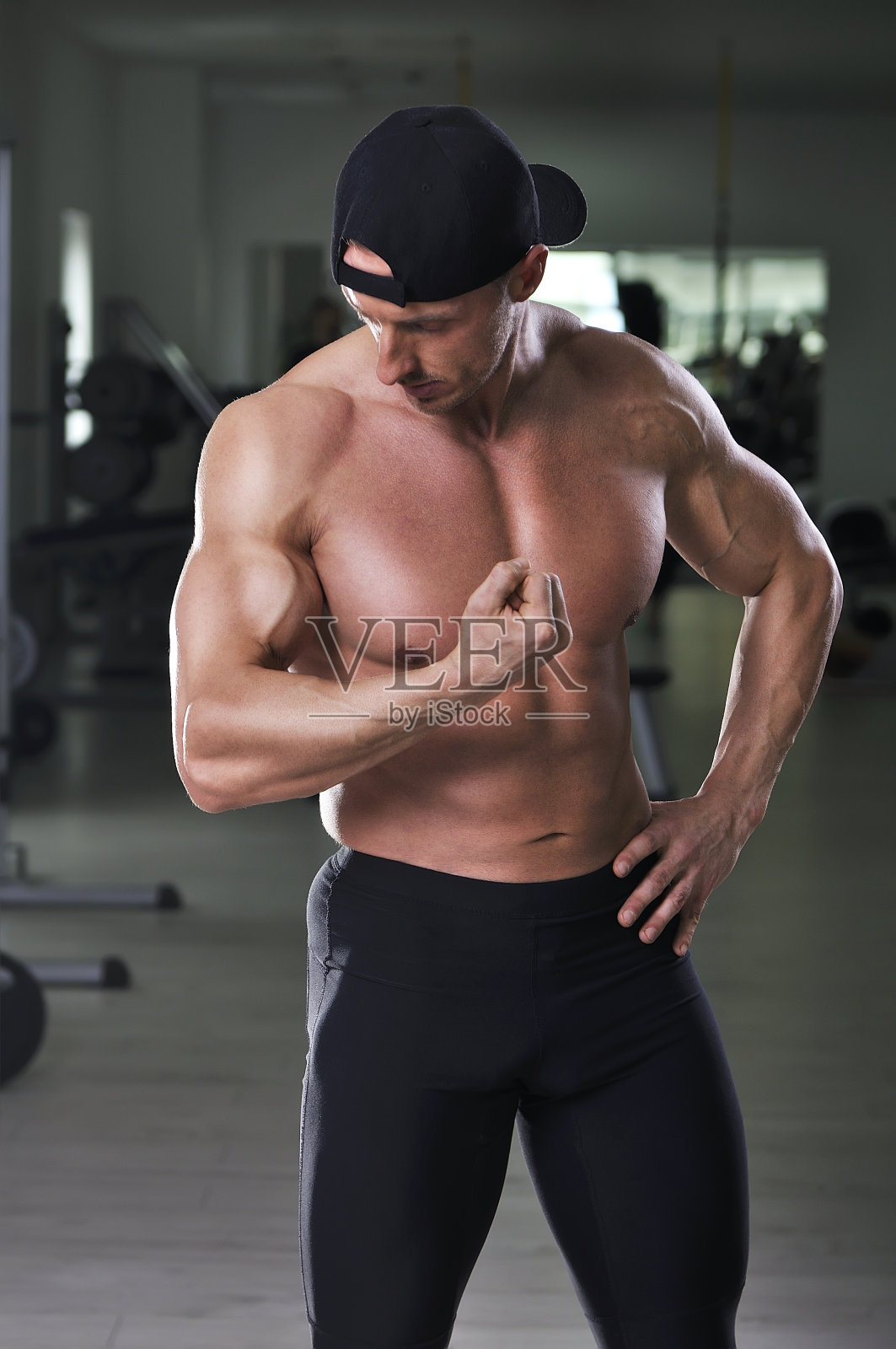 英俊有力的运动员在健身房摆姿势。照片摄影图片