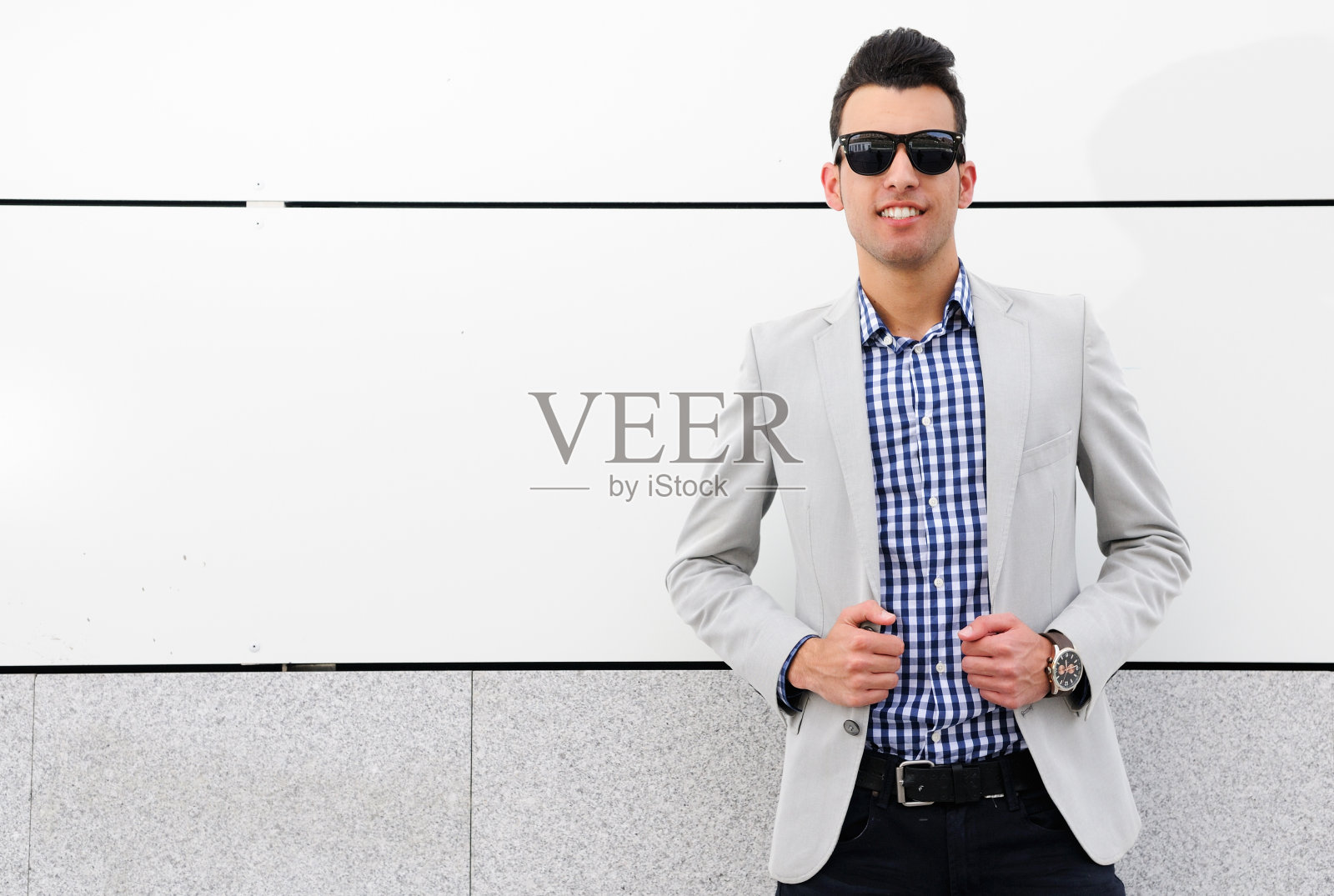 戴有色太阳镜的帅哥照片摄影图片