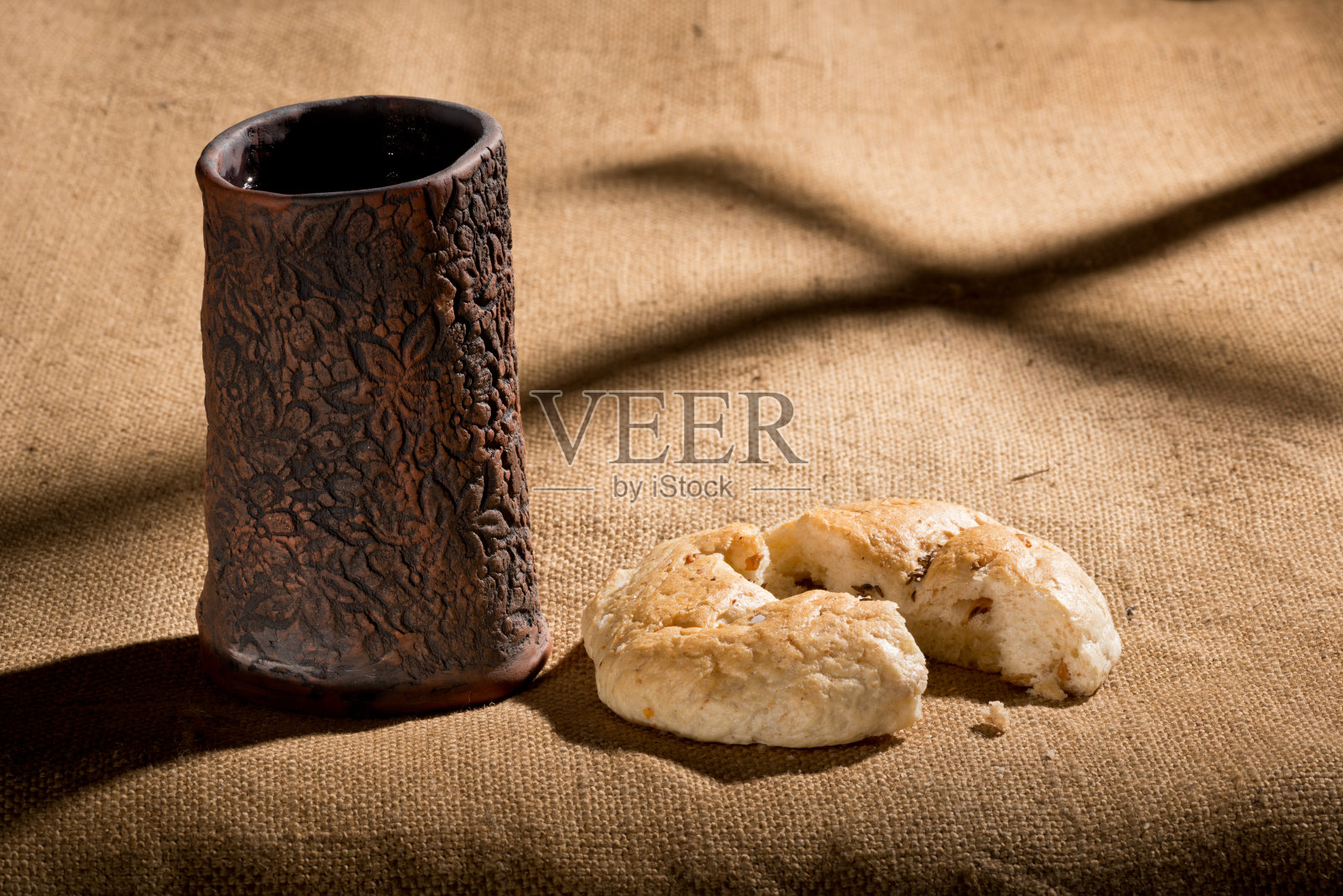 杯和面包照片摄影图片