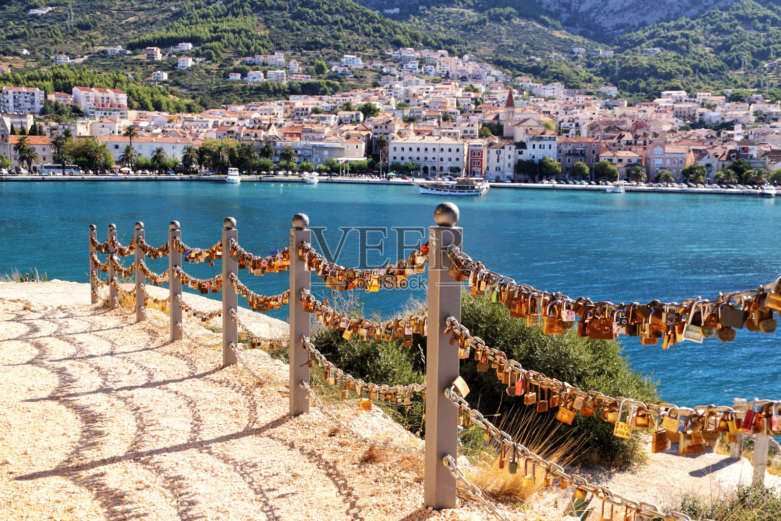 栏杆上挂着挂锁照片摄影图片