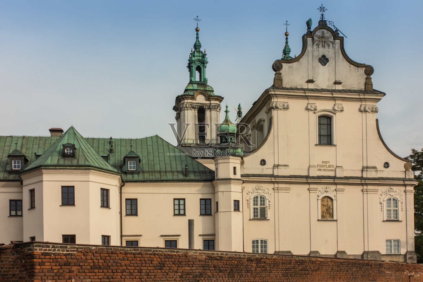 波兰克拉科夫的波林岩石教堂，照片摄影图片