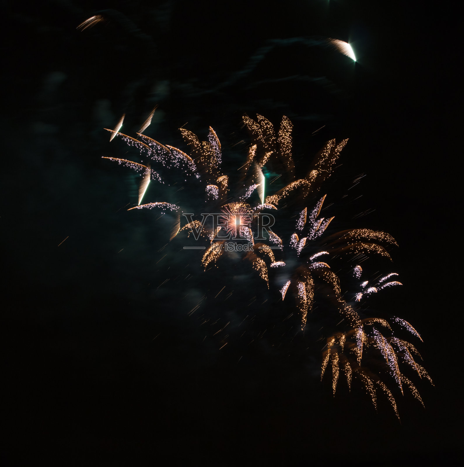 美丽的夜景和明亮的烟花在天空照片摄影图片