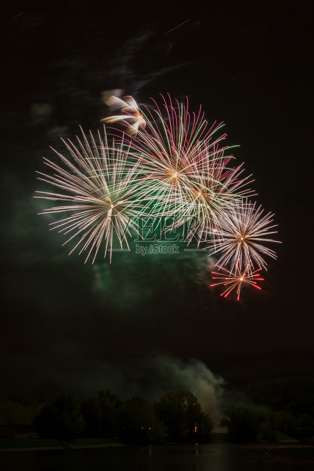 美丽的夜景和河上的烟花照片摄影图片
