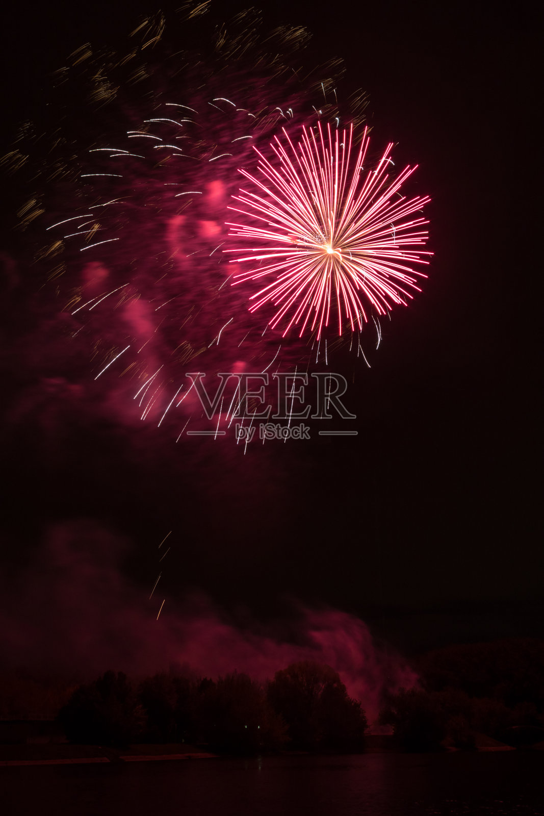 美丽的夜景和河上的烟花照片摄影图片