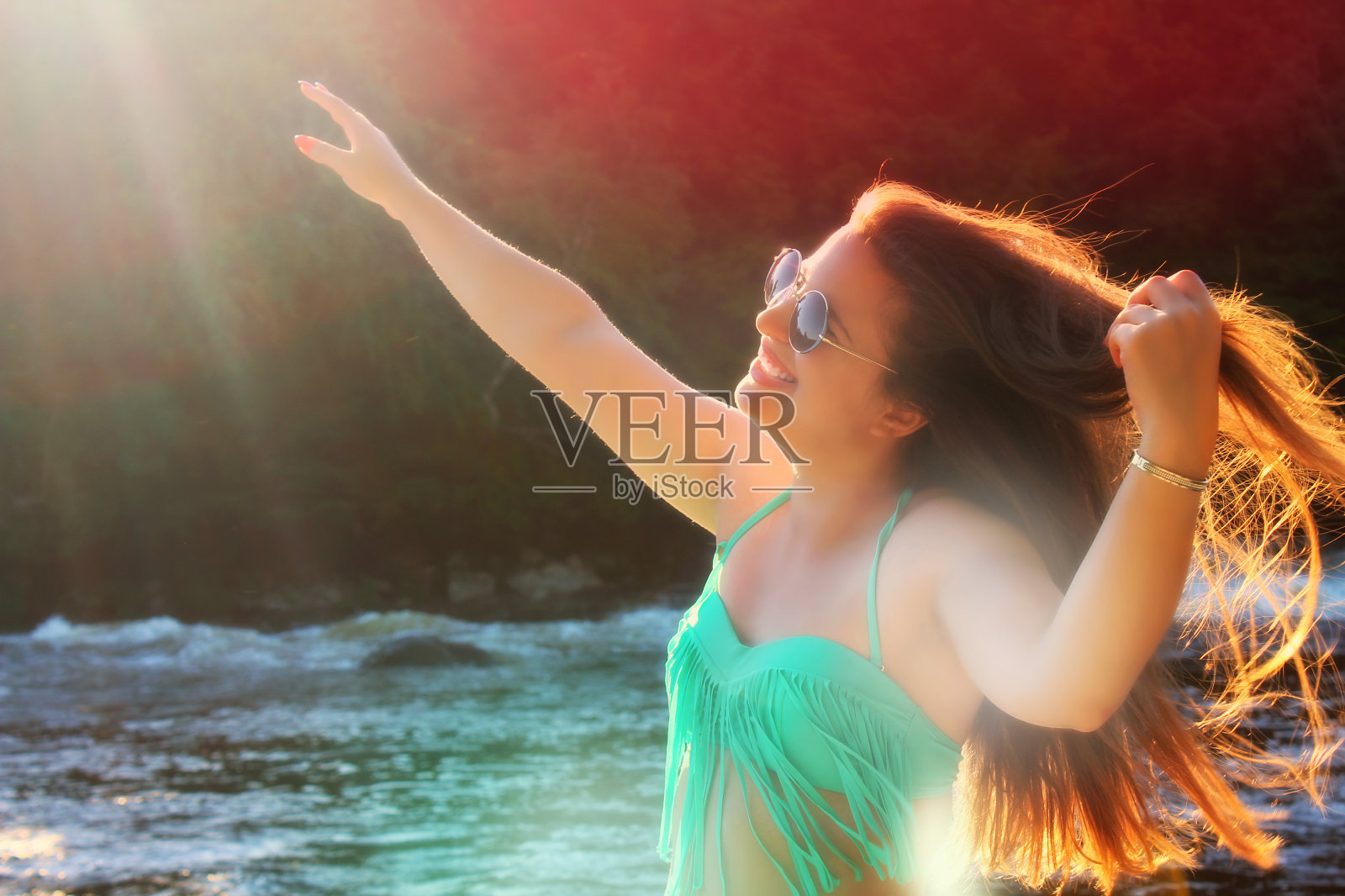 享受自然的快乐女人照片摄影图片