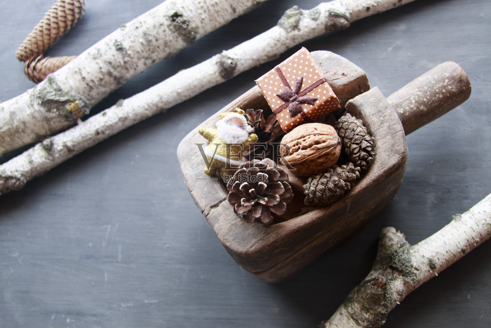 圣诞节的背景。松果。圣诞老人和礼物。照片摄影图片