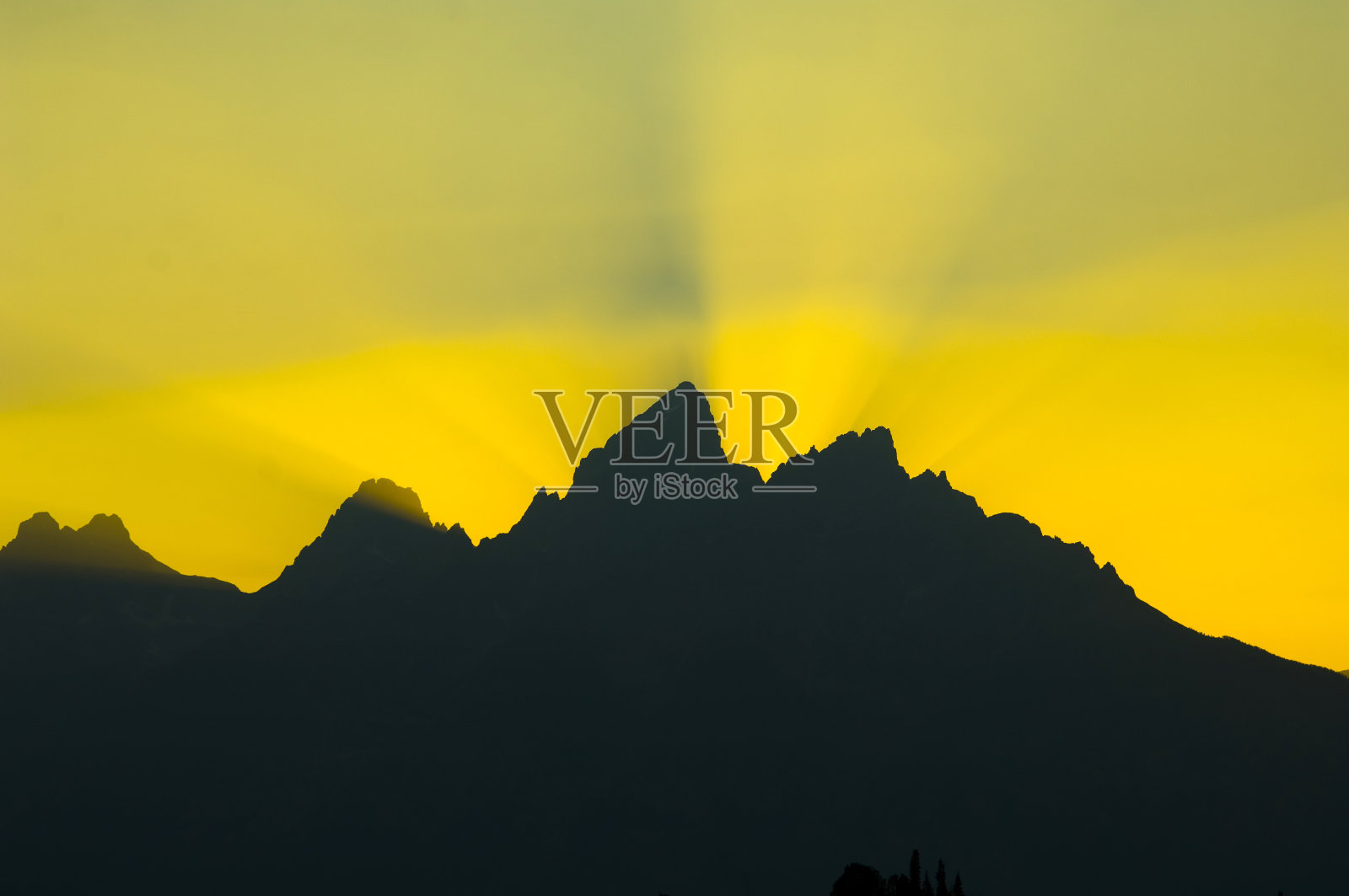 日落时，阳光洒在群山上照片摄影图片