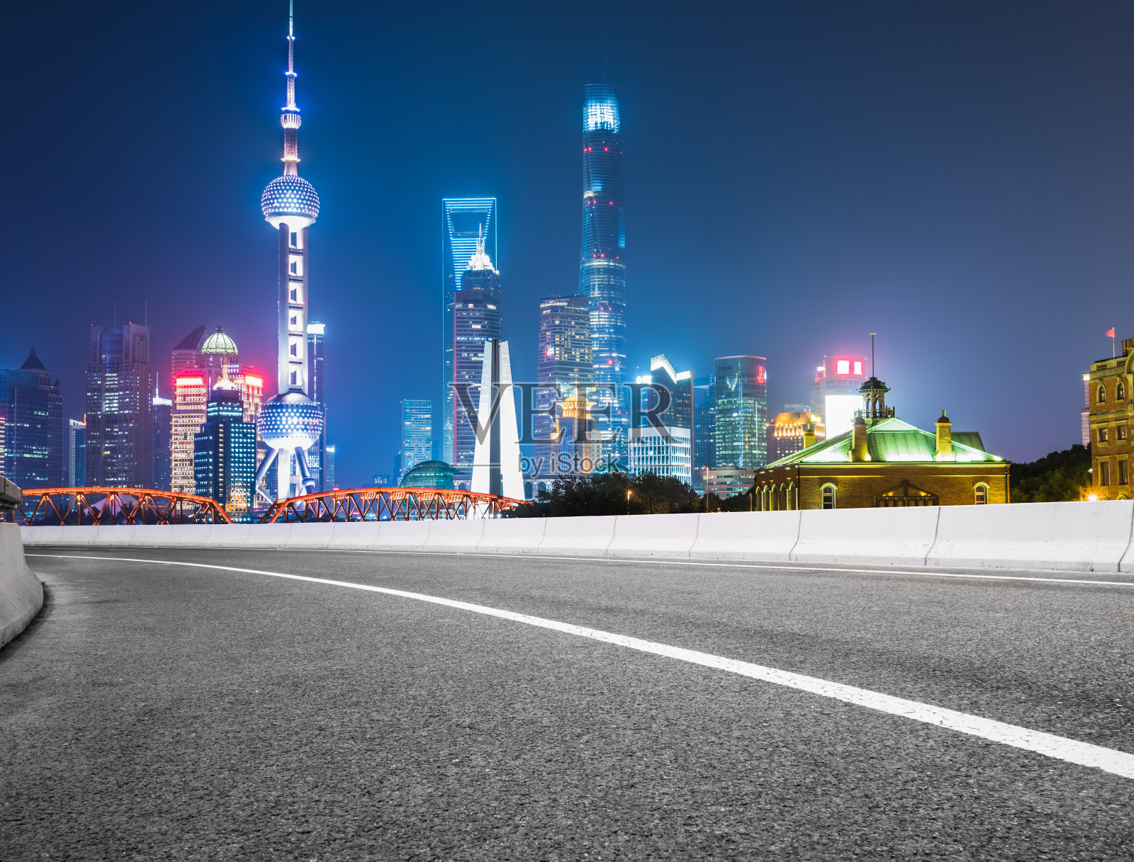 空荡荡的柏油路穿过现代化的城市照片摄影图片