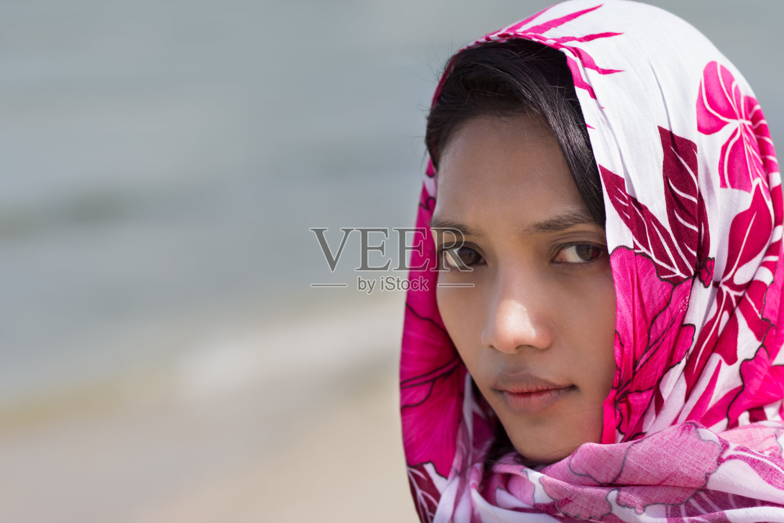 一个裹着围巾的女人的肖像照片摄影图片