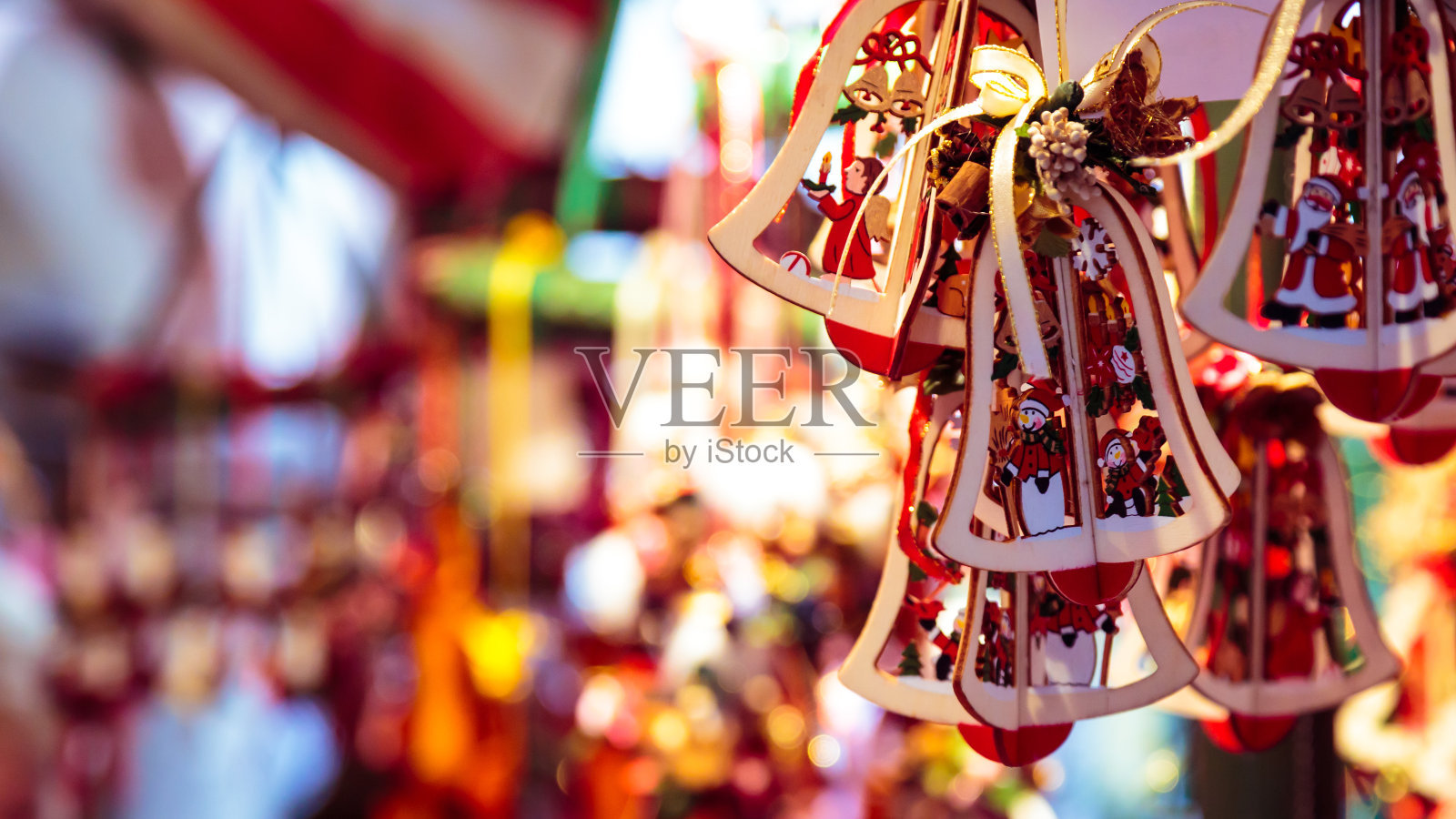 小圣诞铃铛作为圣诞礼物和装饰品照片摄影图片
