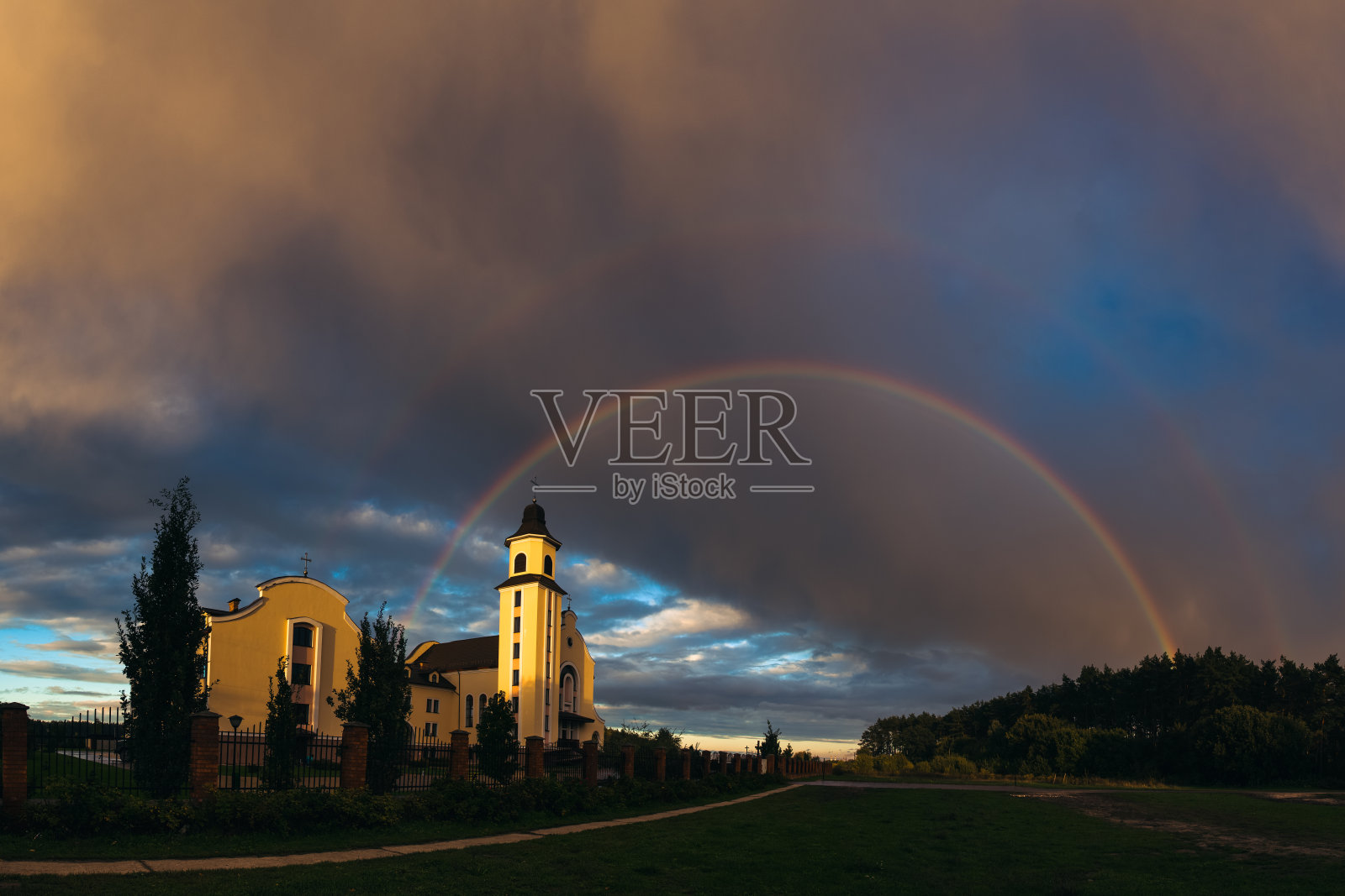 罗马天主教堂和彩虹照片摄影图片