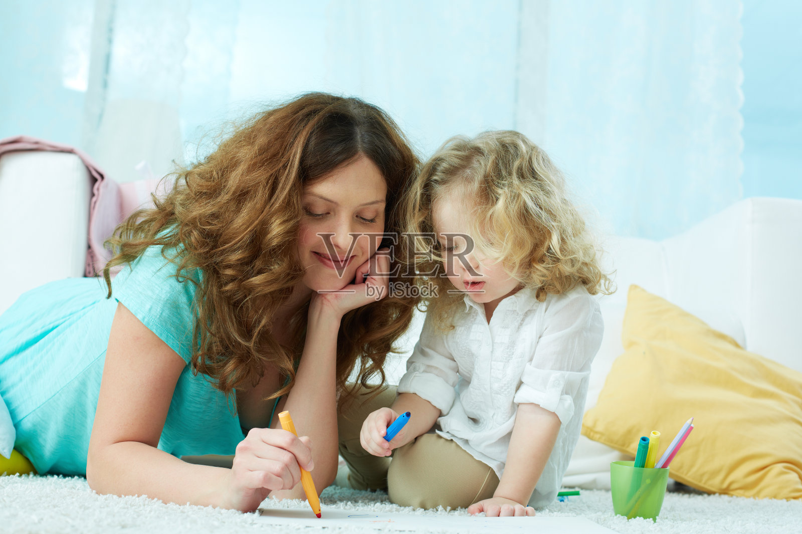 图纸和女儿照片摄影图片