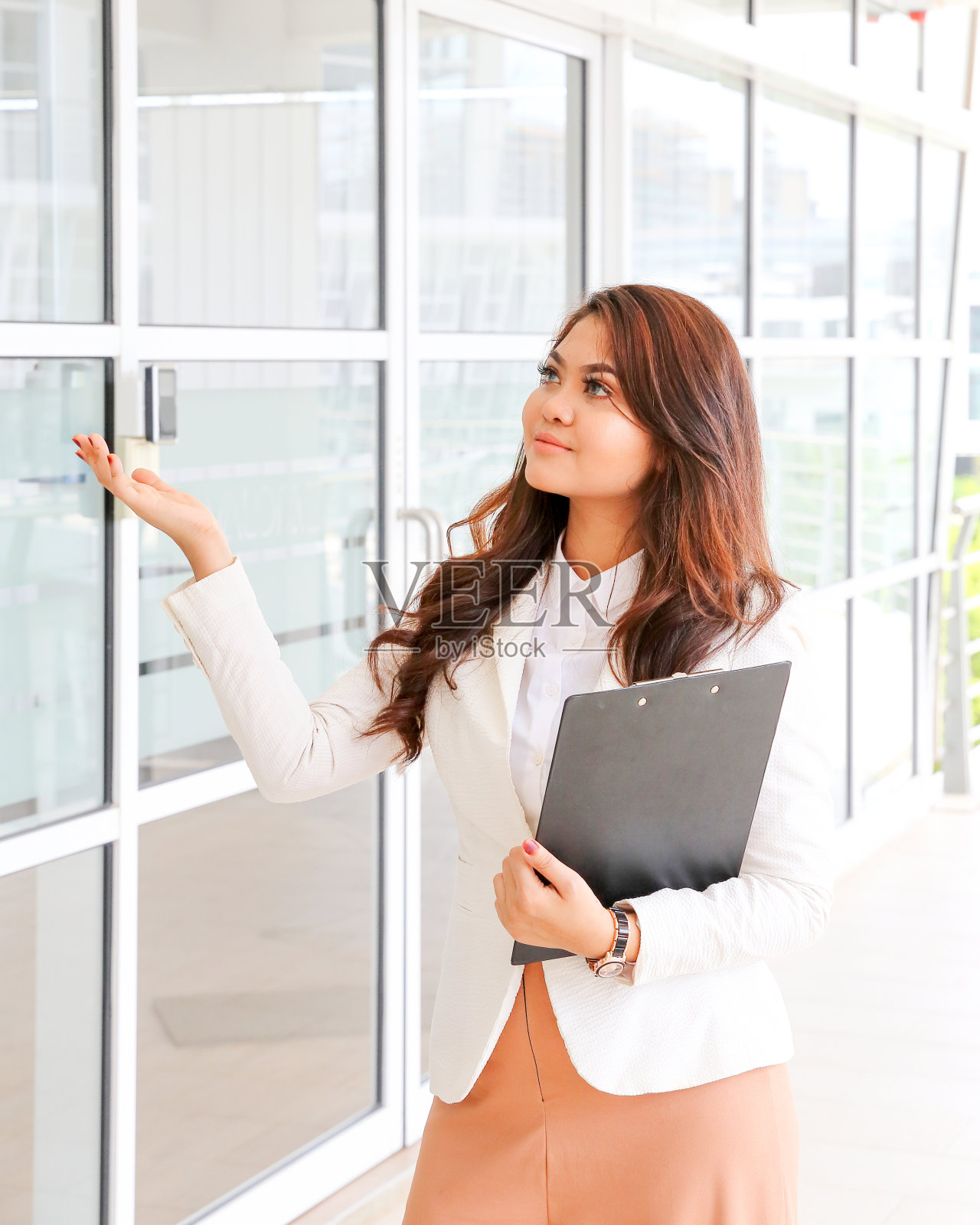 亚洲女人拿着剪贴板文件显示思考指向照片摄影图片