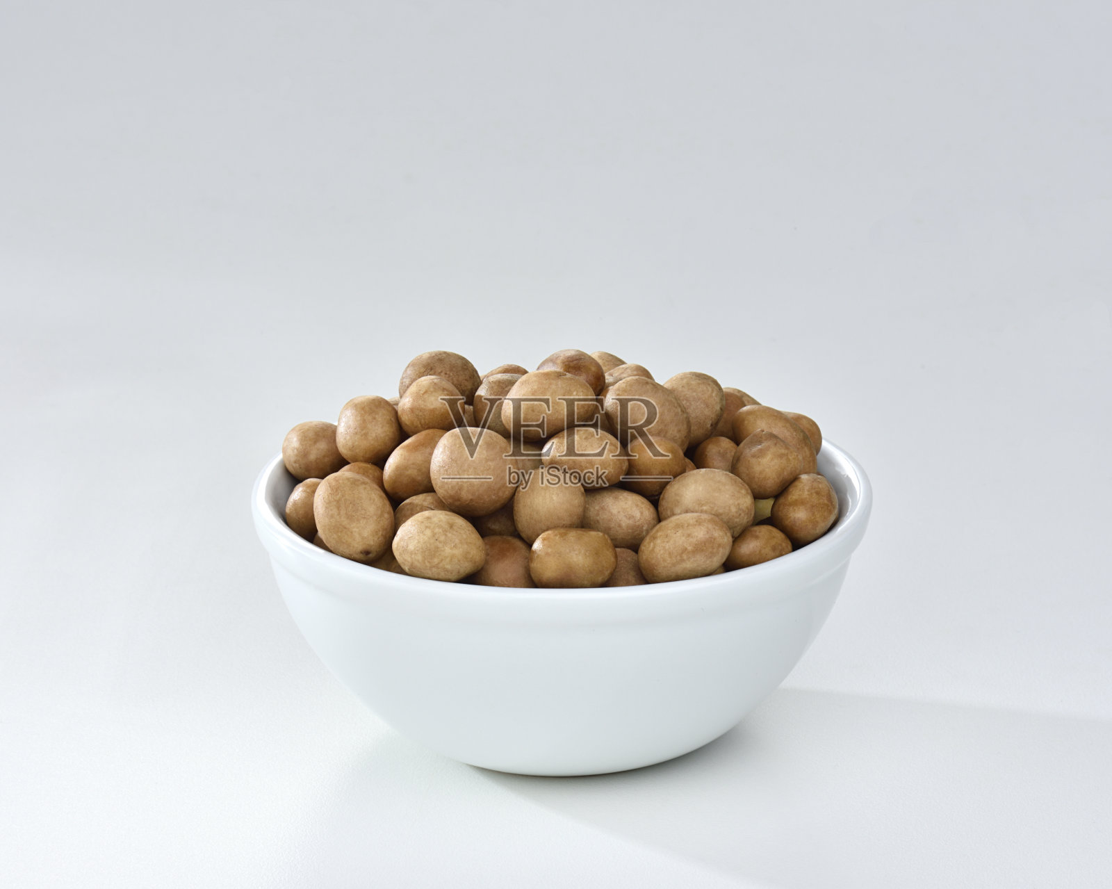 白色背景上的日本花生锅照片摄影图片