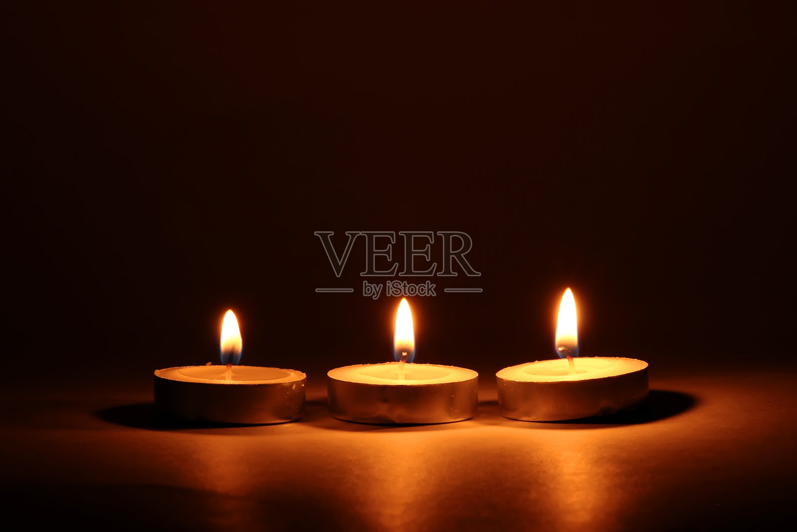 燃烧的蜡烛在黑暗的背景照片摄影图片