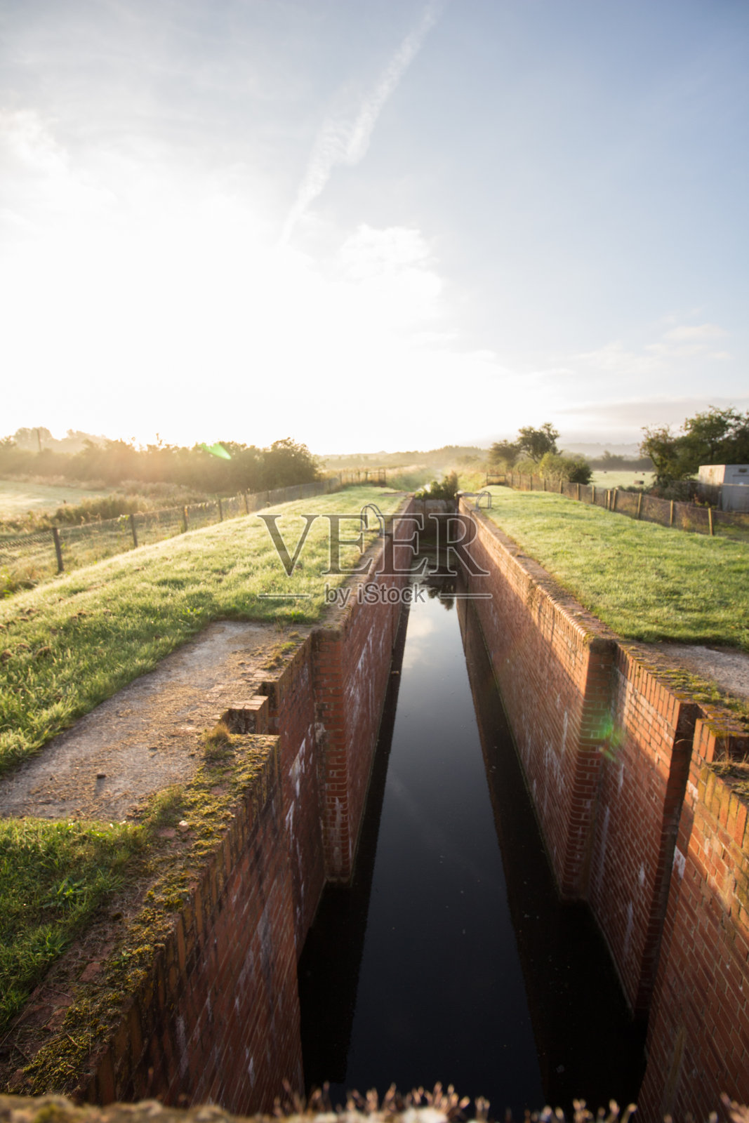 黎明时分的运河船闸照片摄影图片
