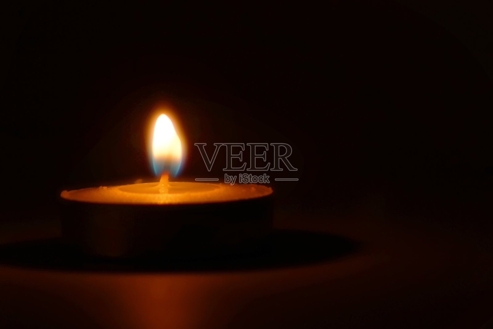 燃烧的蜡烛在黑暗的背景照片摄影图片