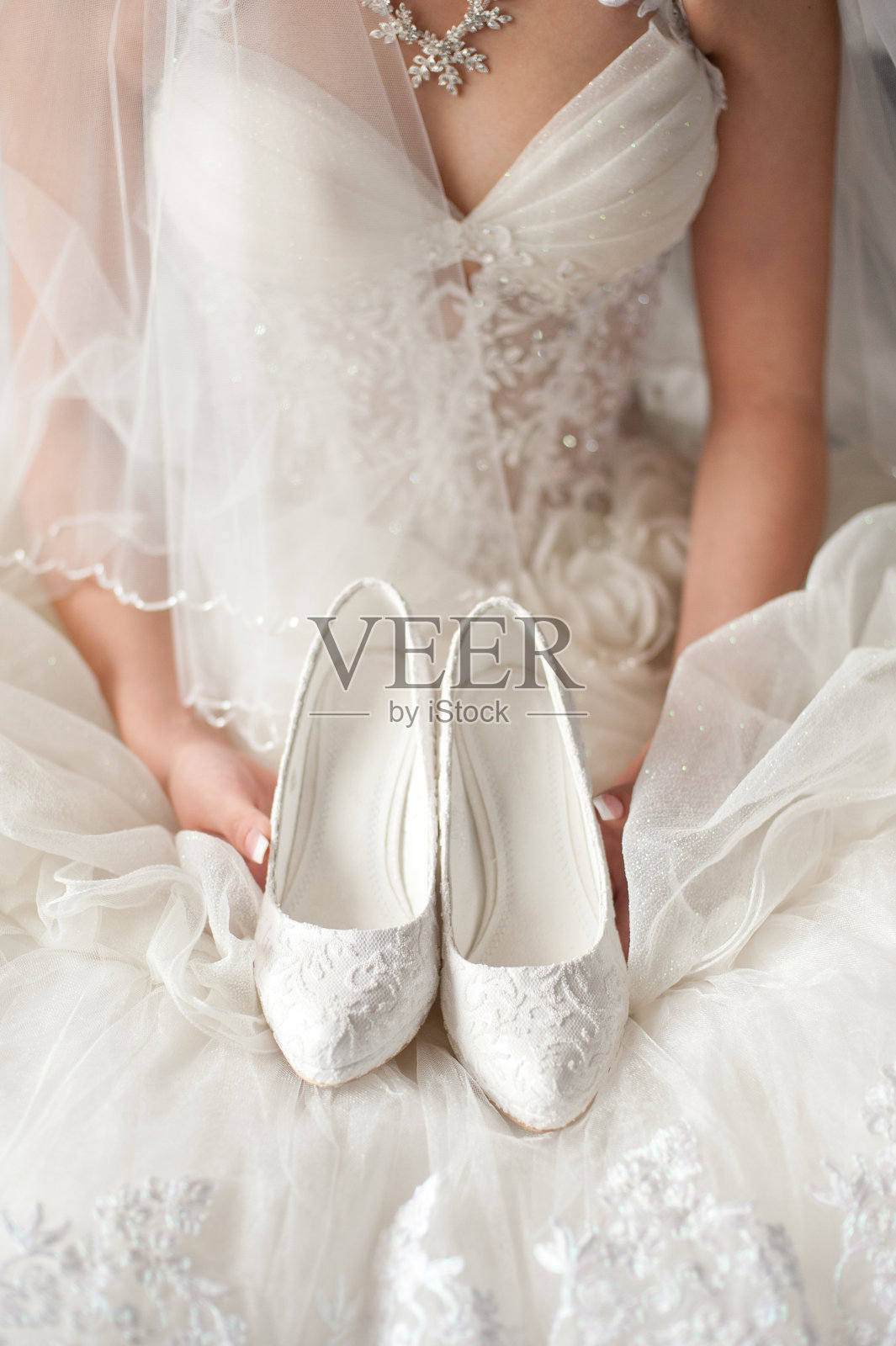新娘穿着漂亮的礼服，穿着优雅的婚礼鞋照片摄影图片