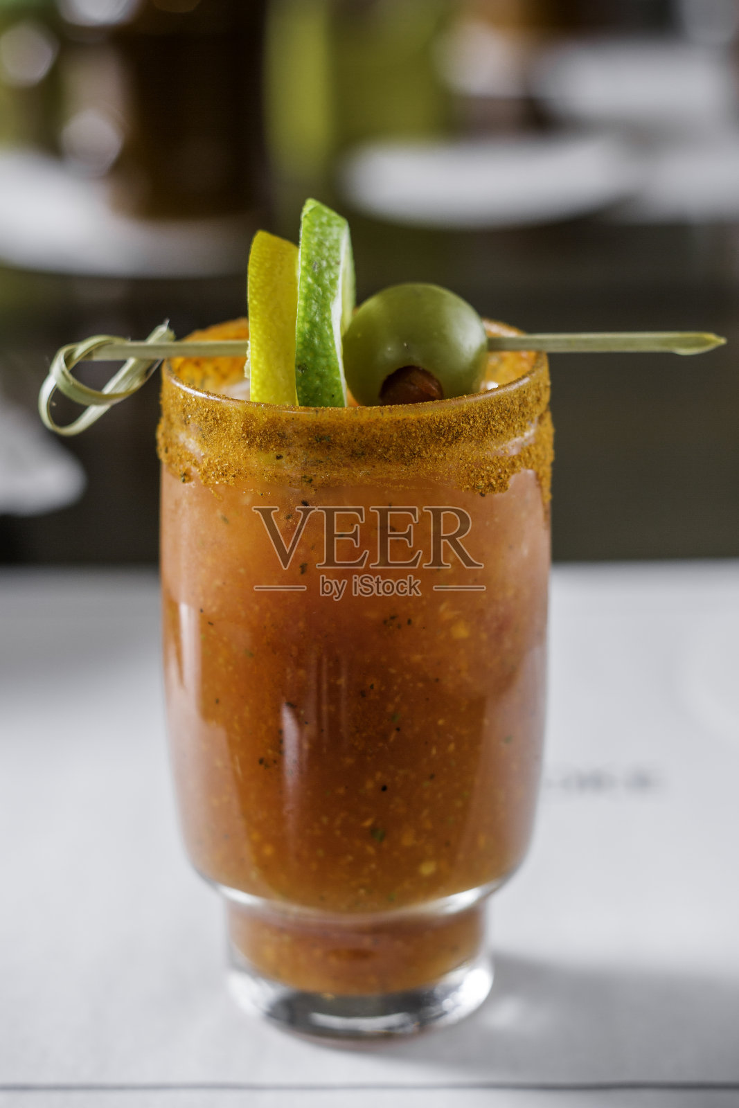 血腥玛丽加盐边橄榄照片摄影图片