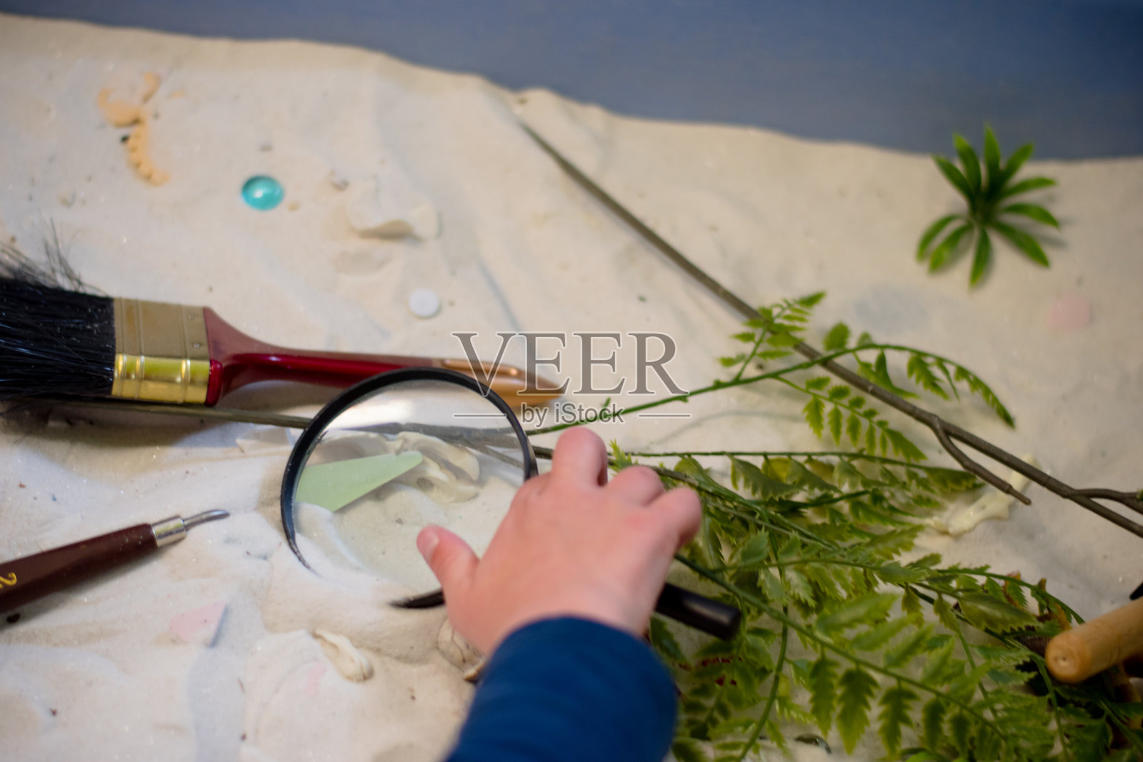 手在沙子里嬉戏照片摄影图片