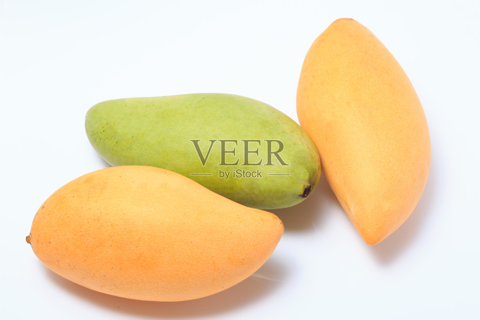 白色背景上的芒果照片摄影图片