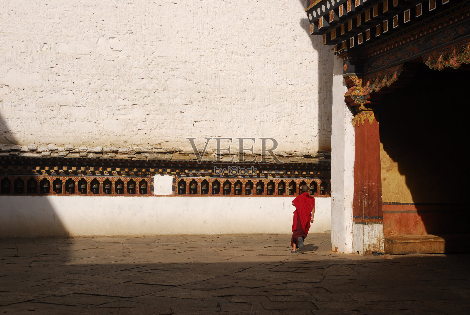 运行的和尚照片摄影图片