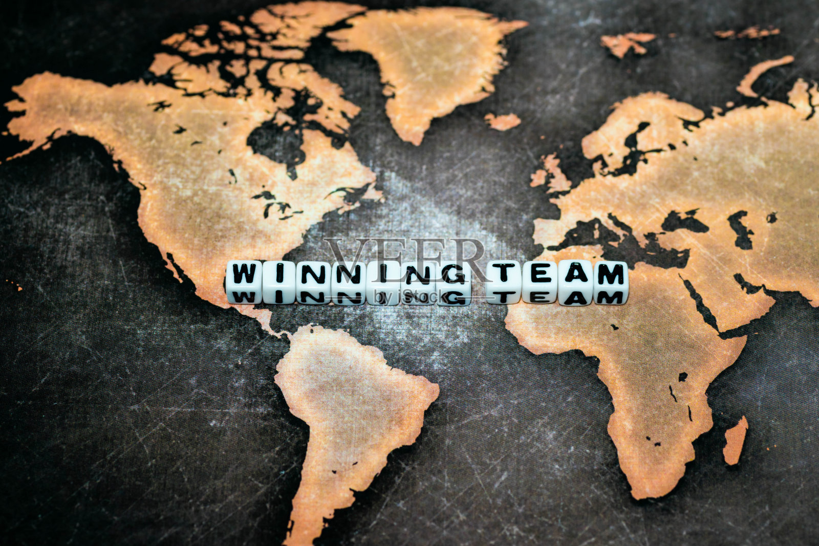 在grunge世界地图上获胜的团队照片摄影图片