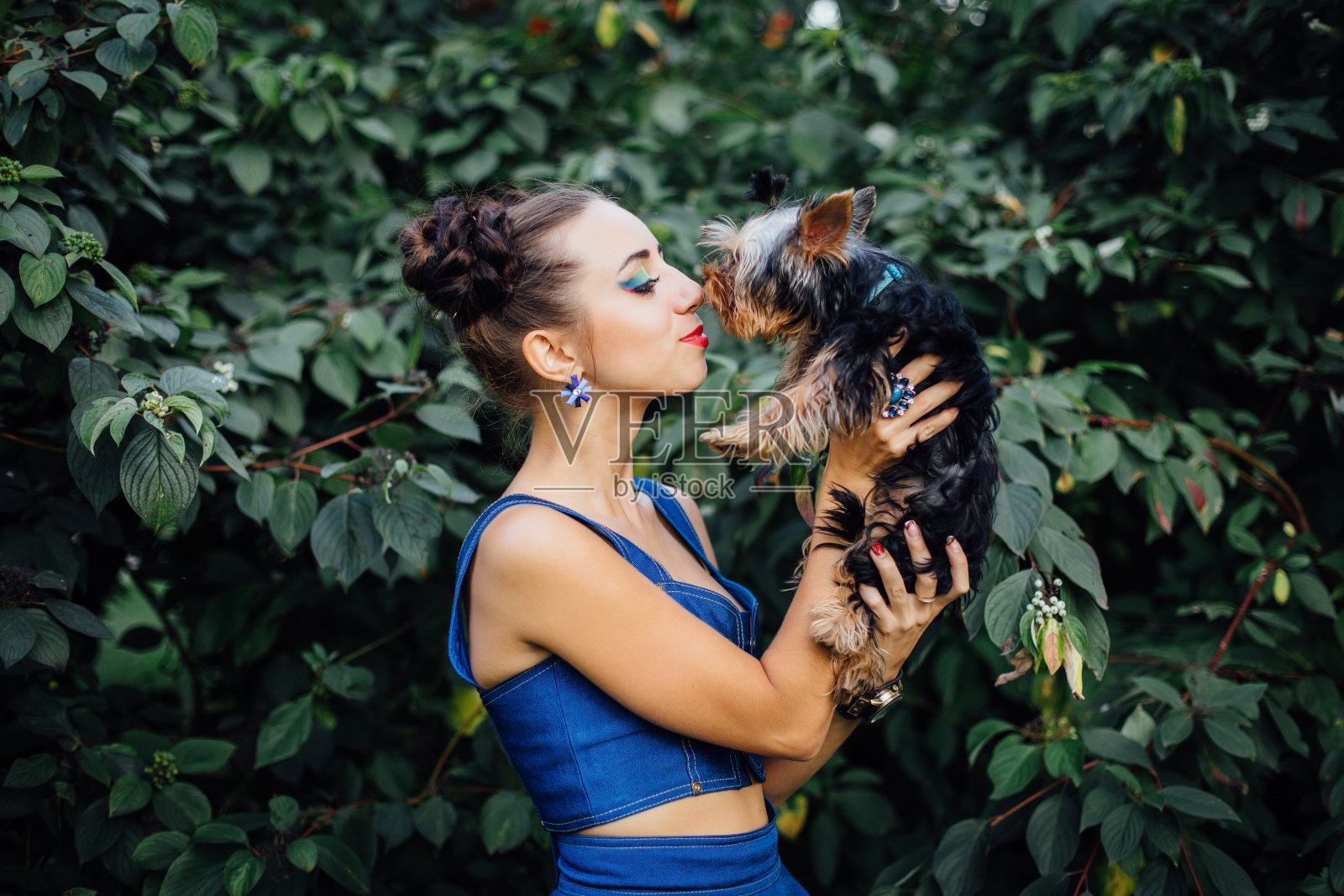 年轻漂亮的女人和约克夏犬照片摄影图片