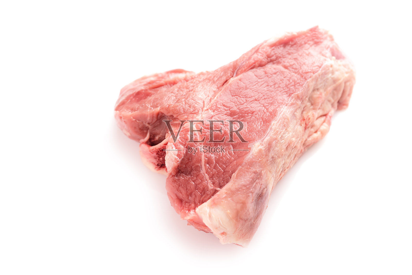 白背景上的生牛排照片摄影图片