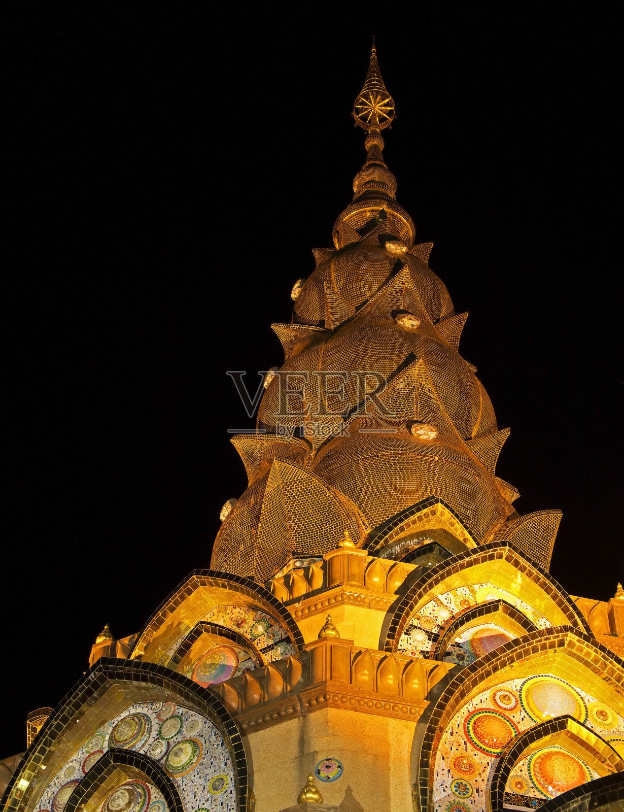 泰国碧差汶公共寺庙宝塔顶-夜景照片摄影图片