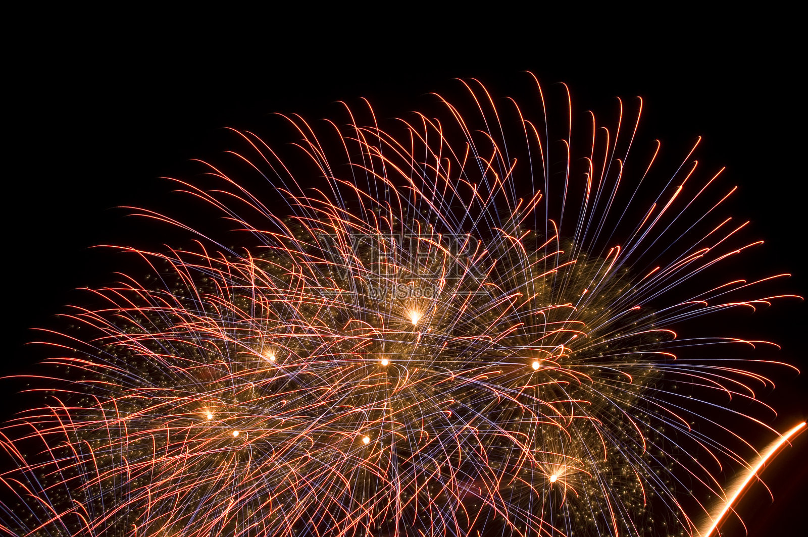 多个烟花在夜空中绽放。照片摄影图片