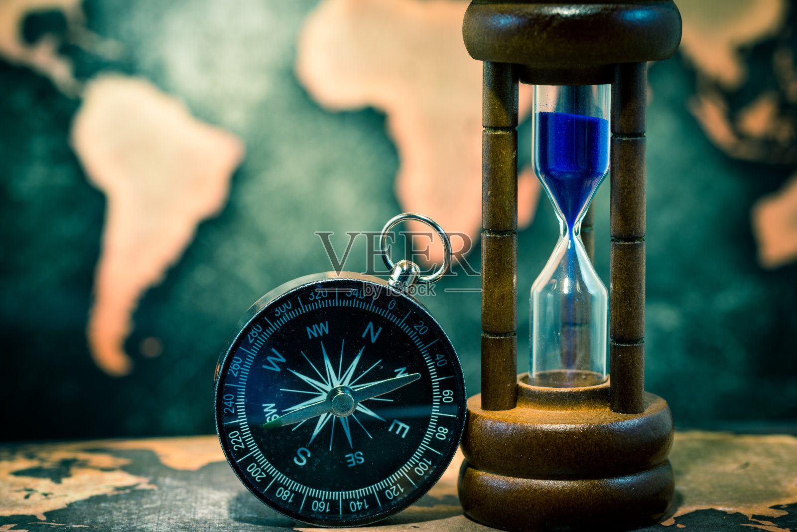 罗盘和沙漏在grunge世界地图照片摄影图片