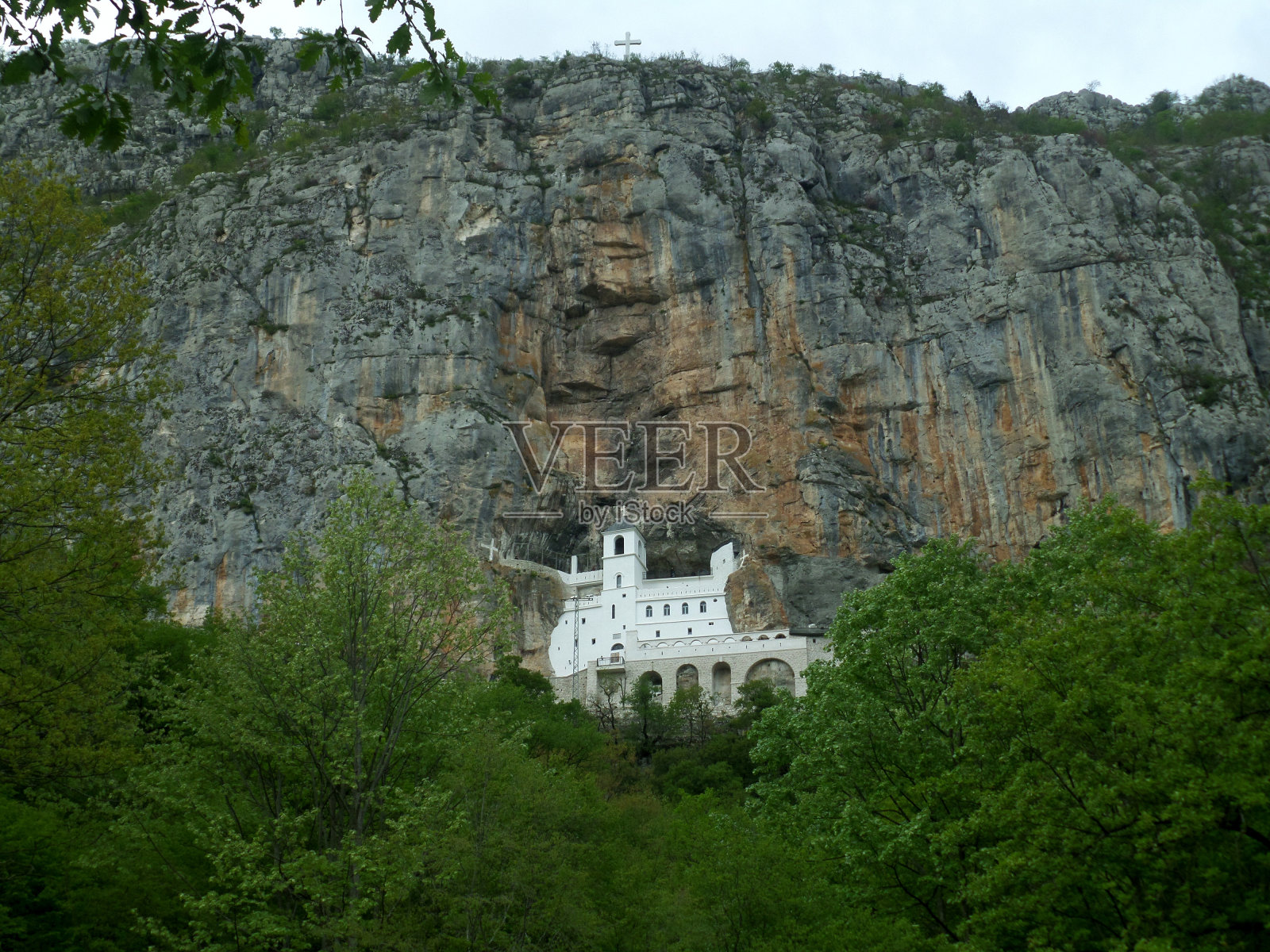 令人惊叹的奥斯特罗修道院，黑山悬崖上的圣地照片摄影图片