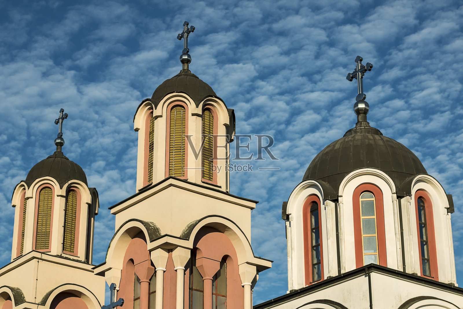 三塔教堂在美丽的白色和蓝色的天空照片摄影图片