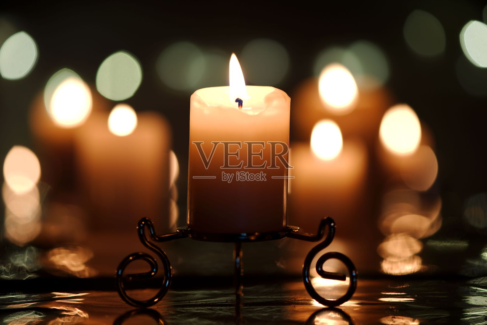 在装饰架上点燃的蜡烛照片摄影图片