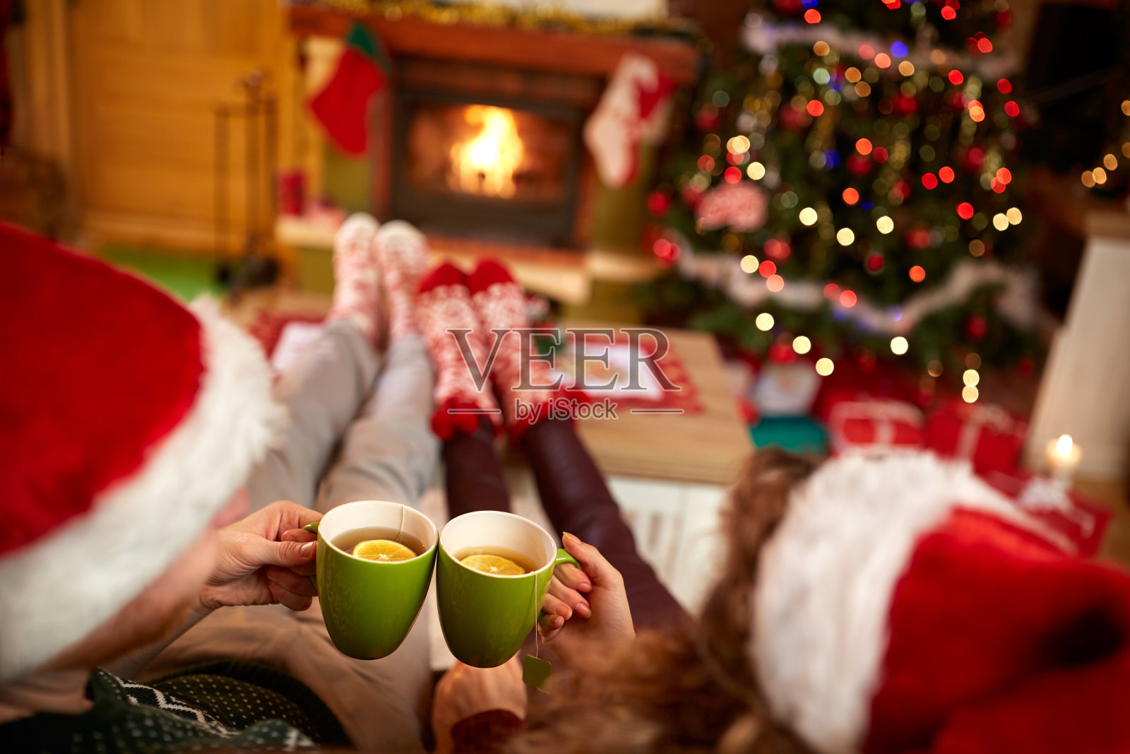 一对夫妇用茶敬酒照片摄影图片