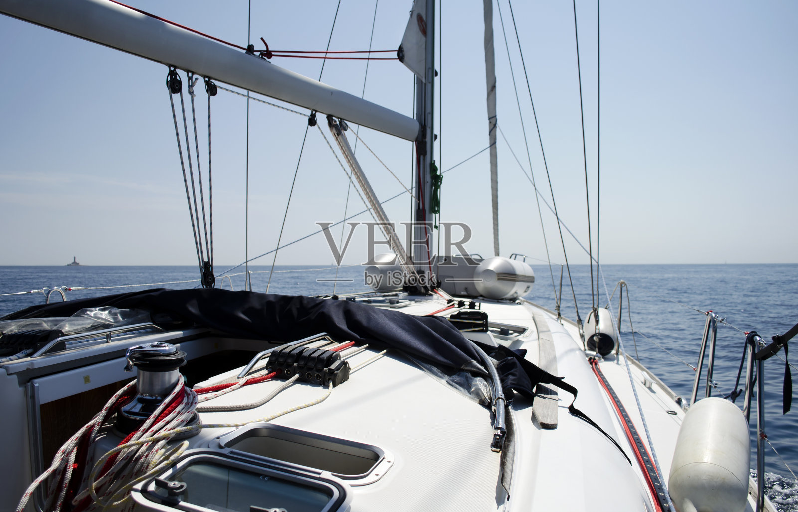 夏日从海上的游艇上眺望照片摄影图片