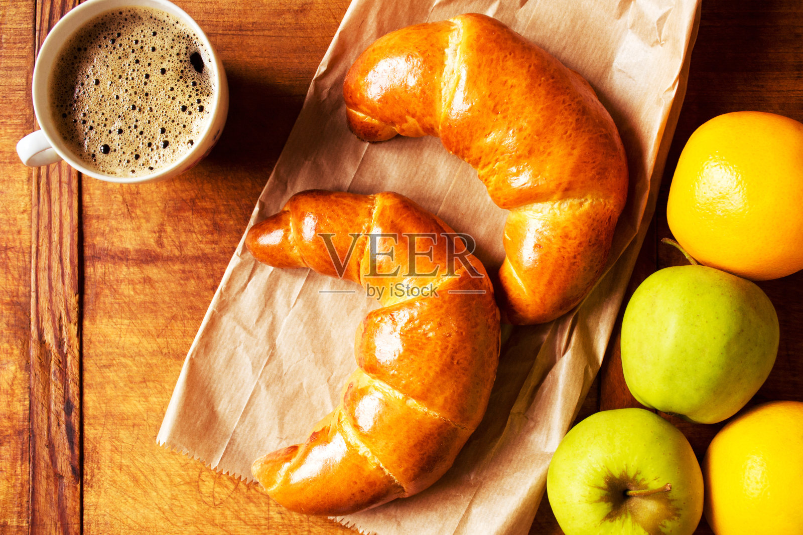 甜点，羊角面包和咖啡照片摄影图片