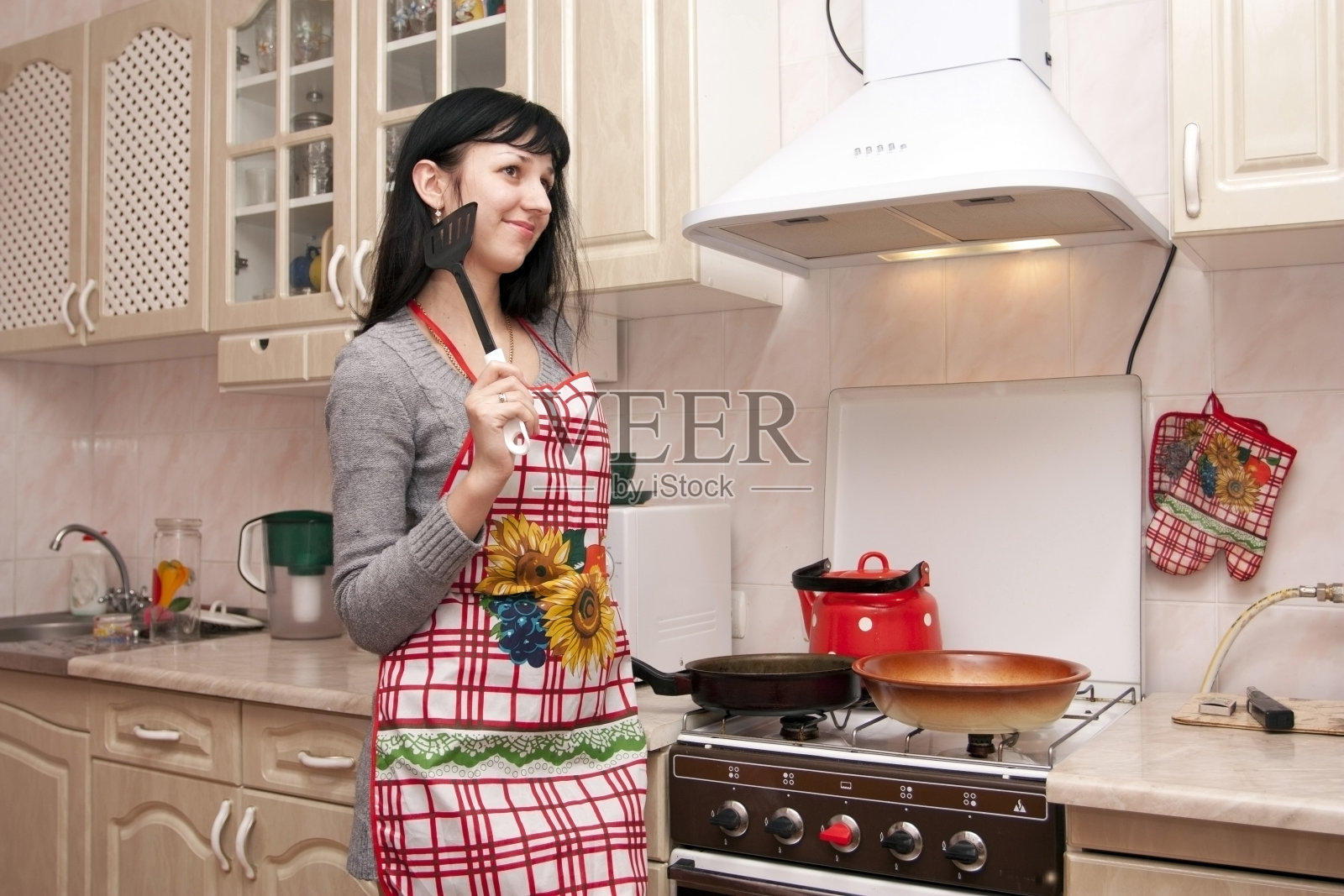 这个女人在厨房里做准备照片摄影图片