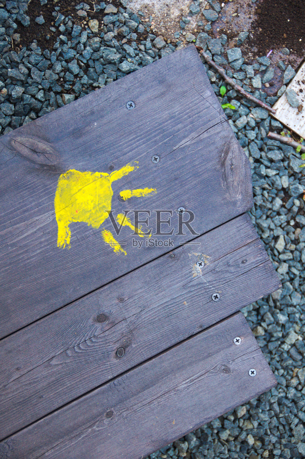 奇德木头上的黄色手印照片摄影图片