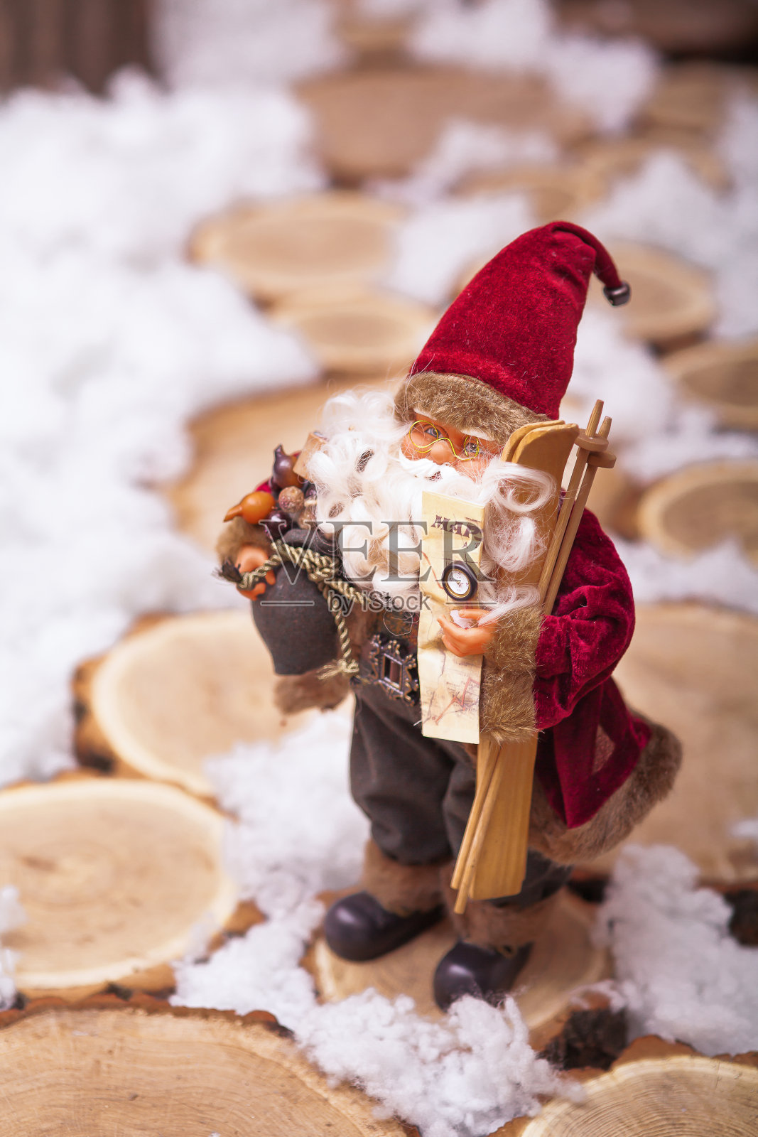 小圣诞老人站在树桩轨道上照片摄影图片