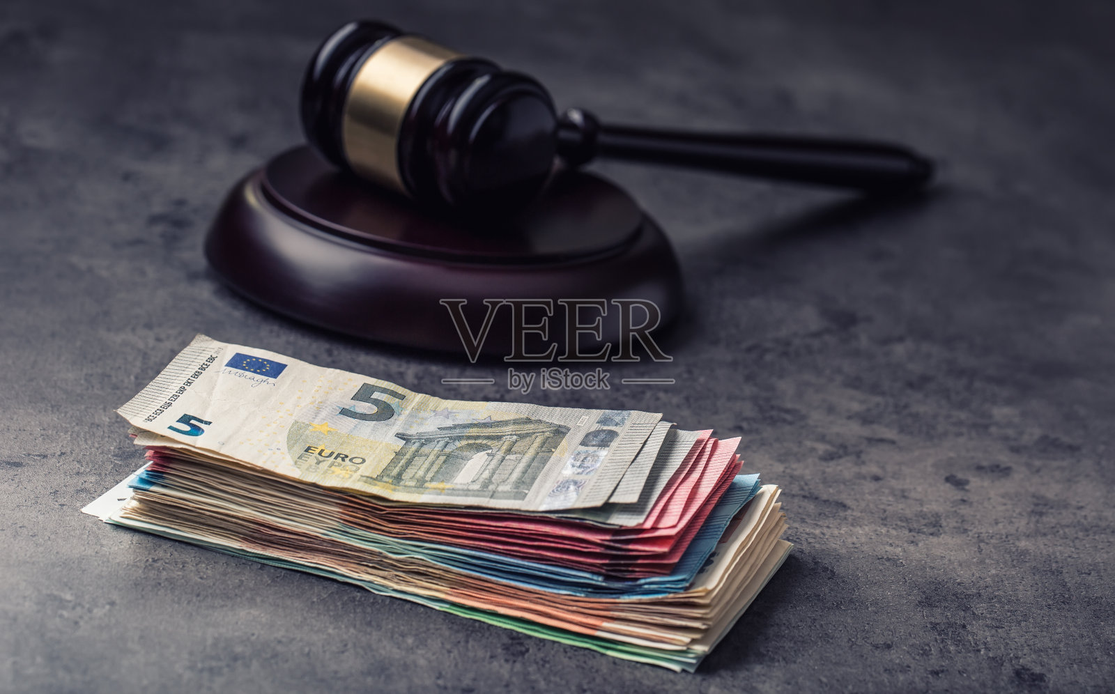 法官的锤子法槌。正义与欧元。照片摄影图片