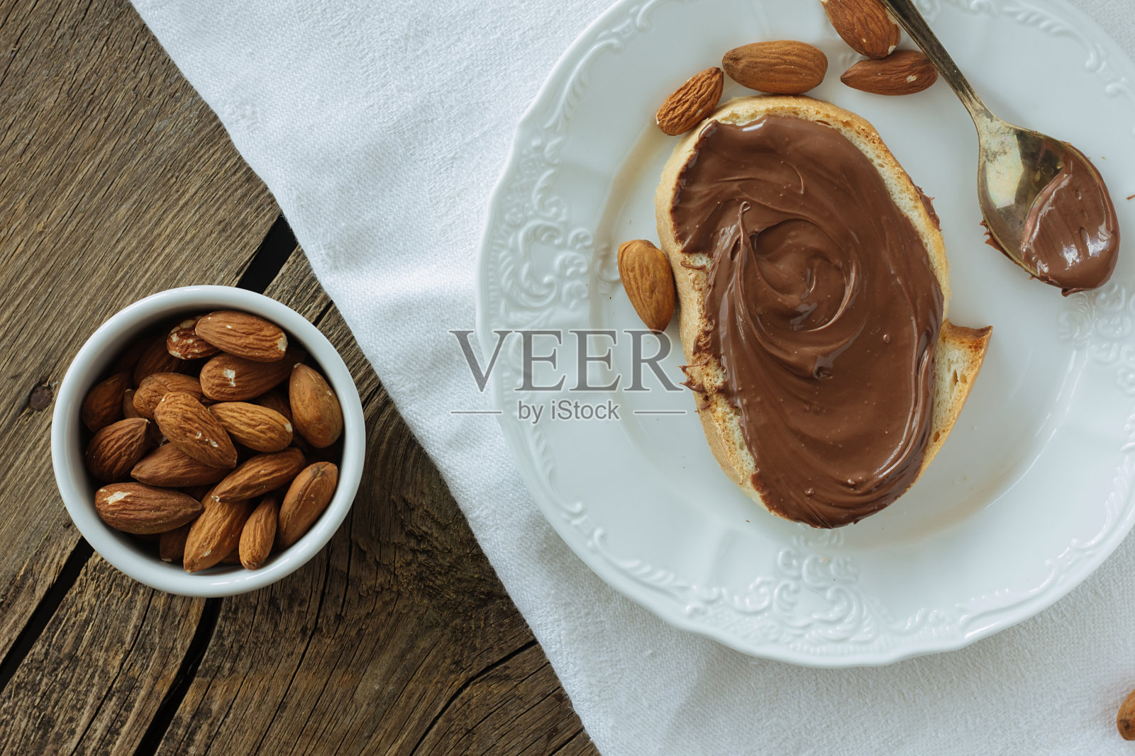 巧克力糊面包和杏仁俯视图照片摄影图片