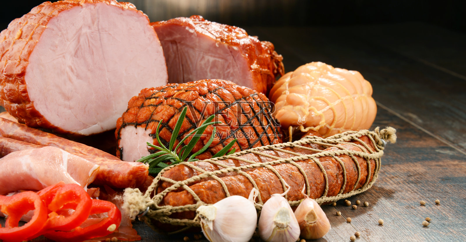 肉类产品，包括火腿和香肠照片摄影图片