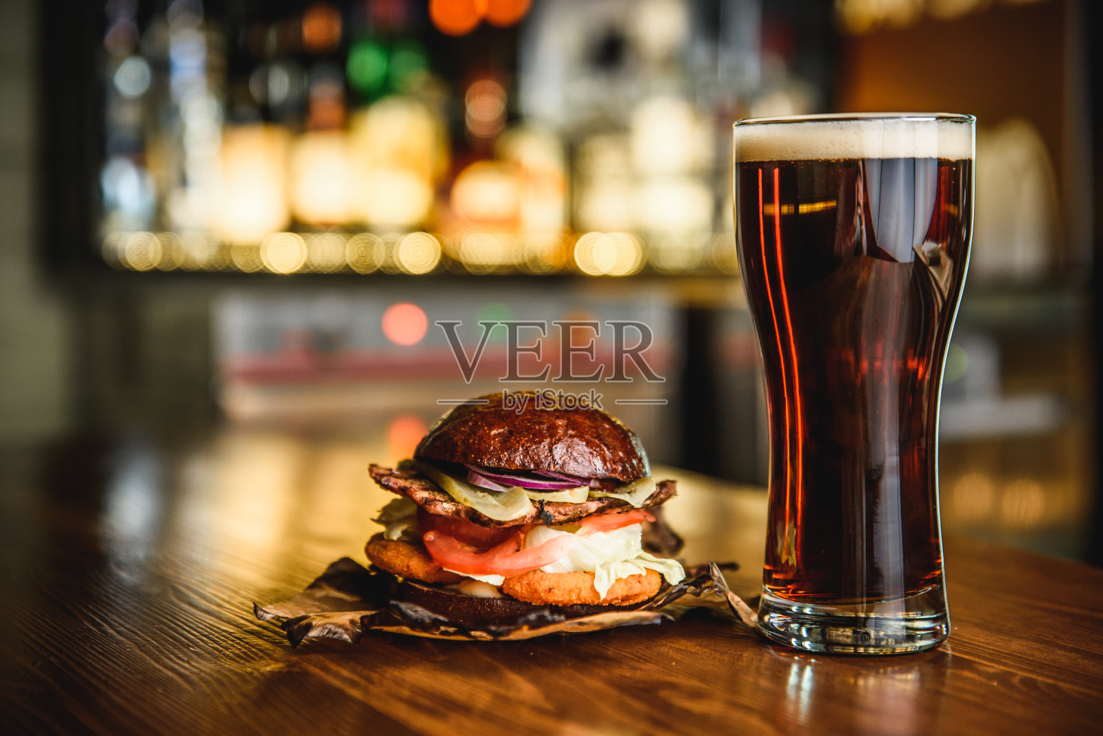 汉堡和黑啤酒，酒吧背景。照片摄影图片