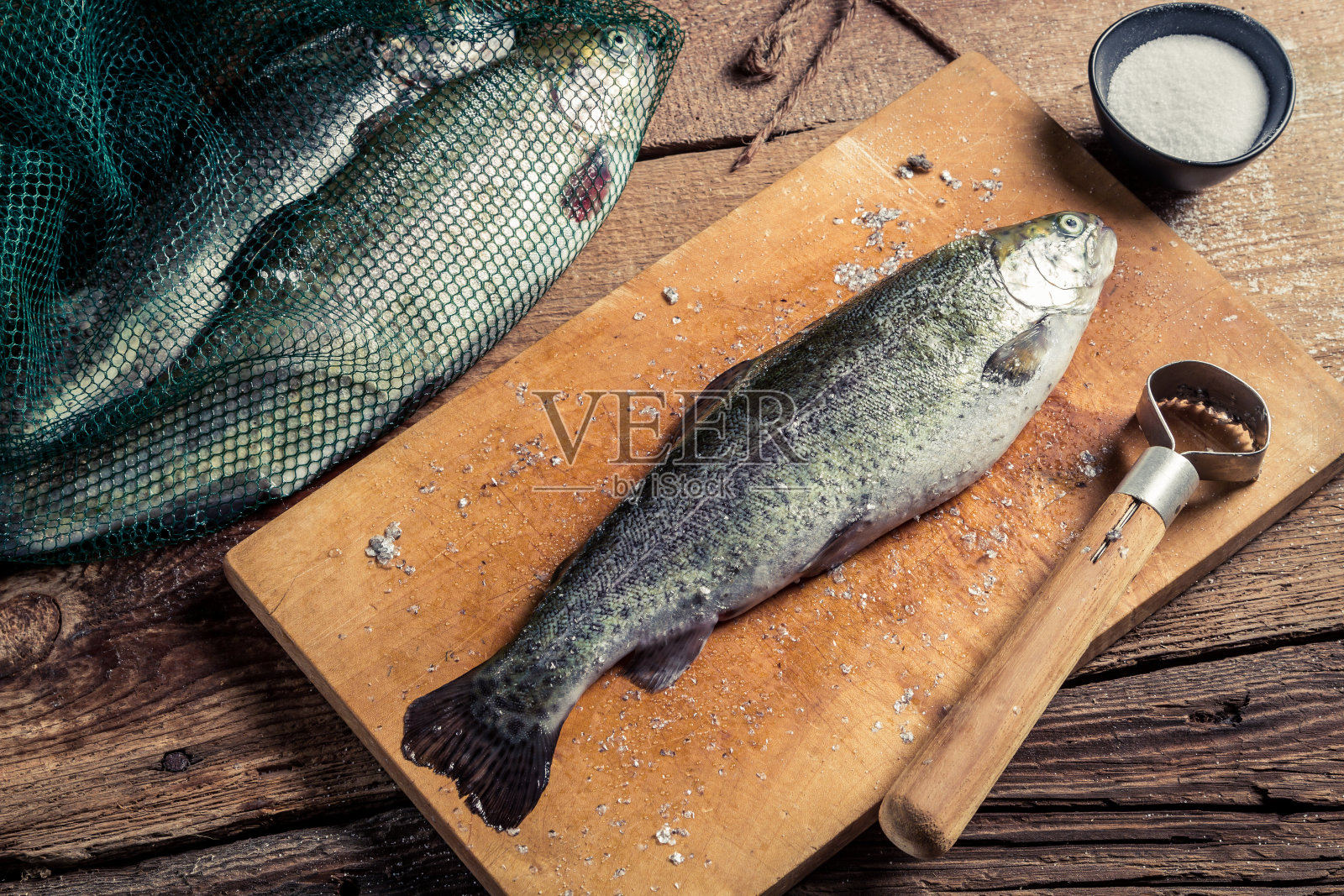 在乡下为晚餐准备鳟鱼照片摄影图片