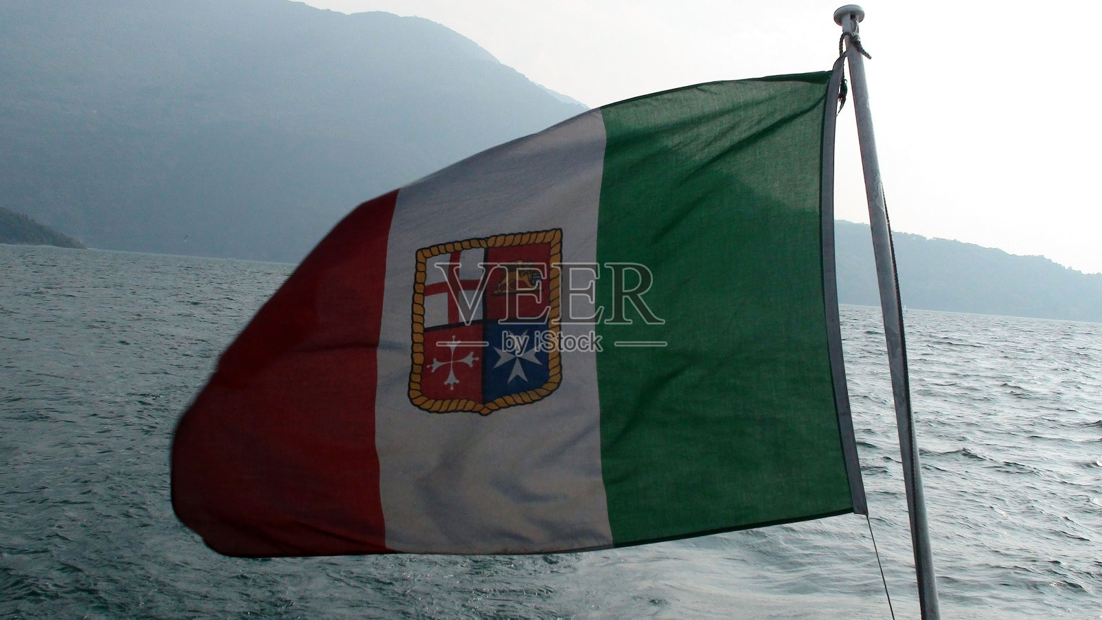 意大利国旗在意大利科莫湖照片摄影图片